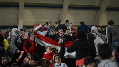 ترقب الجماهير في النادي الأوليمبي بالمعادي أثناء مشاهدة الشوط الأول لمباراة المنتخب (صور)