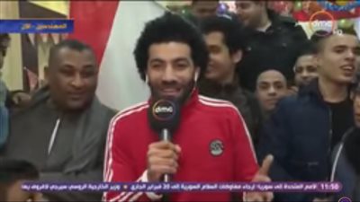 شبيه محمد صلاح يحتفل بفوز المنتخب في المهندسين (فيديو)