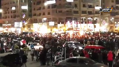 مئات المشجعين يزلزلون ميدان الحصري احتفالا بفوز المنتخب المصري (فيديو)