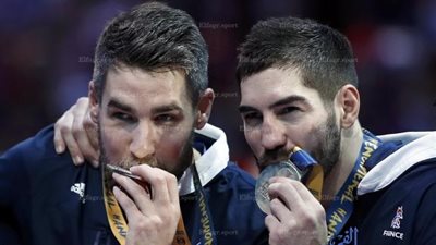 محكمة فرنسية تعاقب نجمي منتخب اليد بالسجن شهرين