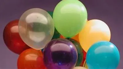 تحذير.. صوت انفجار البالونات يصيب الأطفال بفقدان السمع