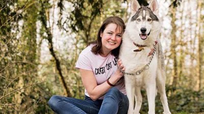 في حب الحيوانات.. سيدات إختارن الطلاق للعيش مع الكلاب والجمال (فيديو)