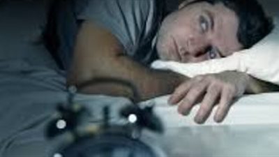 طبيب يقدم أهم 5 أطعمة تساعدك على الاستغراق فى النوم