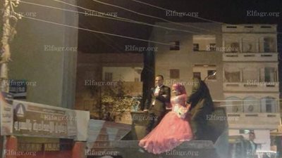 لأول مرة.. عروسان يذهبان إلى قاعة الفرح على متن لودر بدمياط (فيديو)