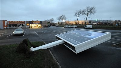 انقطاع الكهرباء عن 200 ألف منزل بسبب العاصفة بجنوب غرب فرنسا