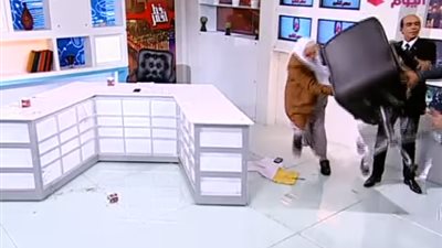 شاهد.. اشتباك بالأيدي وتراشق بالكراسي وألفاظ خارجة عن النص (فيديو)