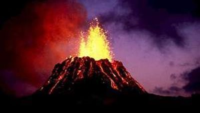 بركان إندونيسي يثور 7 مرات في أقل من 24 ساعة