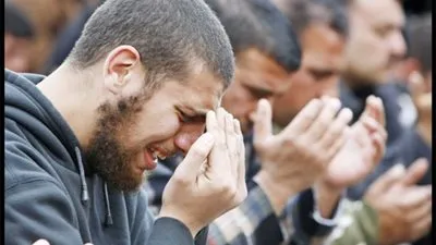 البكاء من خشية الله.. الوسيلة المثلى لتربية القلب