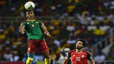 آلاف المشاهدين بميدان الحصري وسط ترقب بعد بدء مباراة مصر والكاميرون (فيديو)