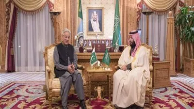 ولي ولي العهد يجتمع بوزير الدفاع الباكستاني ويبحثان سبل تطوير العلاقات