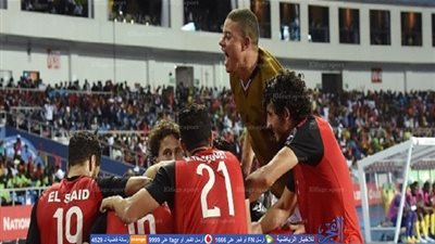فرحة آلاف المشاهدين بميدان الحصري بعد الهدف الأول لمصر في مرمى الكاميرون (فيديو)