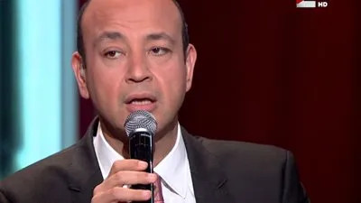 عمرو أديب يغني لـ