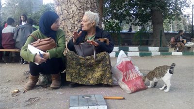 مدام ألبير.. أم للقطط الضالة بحديقة الحيوان (فيديو)