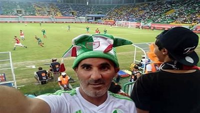 صورة.. جزائري يظهر مع جماهير الكاميرون ويرفض تشجيع مصر
