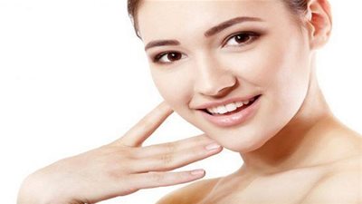 حيل سحرية لتعزيز نضارة بشرتك في غضون دقيقة واحدة