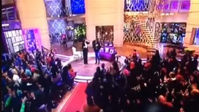 الجمهور يهتف 