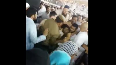 الأمن السعودي ينقذ الكعبة المشرفة من الحرق على يد مجهول (فيديو)