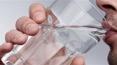 تقرير: شرب الكثير من الماء أثناء المرض ليس جيدًا دائمًا