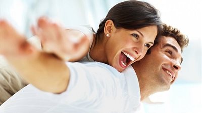 هل أنت أكبر سنا من زوجك؟.. هكذا تنسينه الأمر وتعيشين الرومانسية