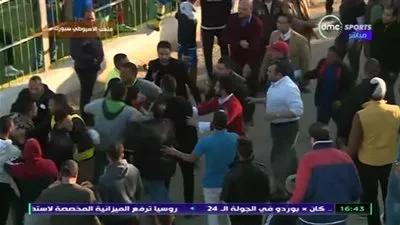 اشتباك عنيف بالأيدي بين جماهير الأسيوطي و الواسطي (فيديو)