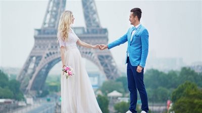 حفلات الزفاف أم شهر العسل؟ السؤال الذي يقف عنده عرسان هذا العصر (صورة)