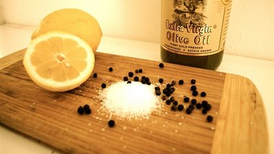 تناول الليمون مع الملح والفلفل الأسمر لعلاج أمراض كثيرة