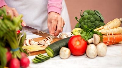 احذري من استعمال لوح التقطيع البلاستيكي في المطبخ!