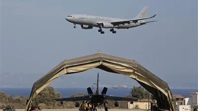 طيار بريطانى يلتقطى سيلفى فى الجو.. ويثير هلع 187 عسكريا بالطائرة