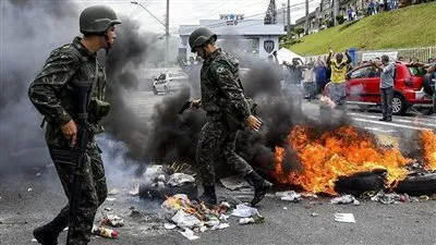 متظاهرون من الشرطة البرازيلية يقتحمون البرلمان