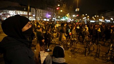 القبض على 28 شخصا بعد أعمال عنف احتجاجا على اغتصاب افريقي في باريس