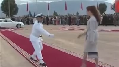 شاهد.. رد فعل الأميرة سلمى عندما حاول قائد الحرس تقبيل يدها ! (فيديو)