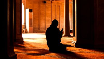 حكم الشرع فيمن شك في صلاته.. وكيف يكون التصرف؟ (فيديو)