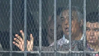 وزير الري الأسبق يتسلم ملابس السجن الزرقاء