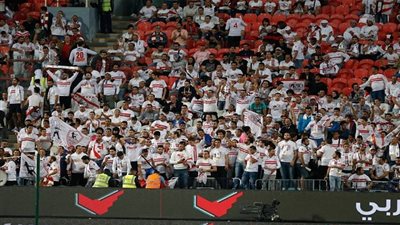 جماهير الزمالك تهتف للشهداء وتقدم تذكارا رائعا لمشجعي الأهلي 