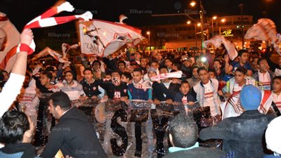 جماهير الزمالك تحتفل بكأس السوبر بشوارع السويس وهتافات 