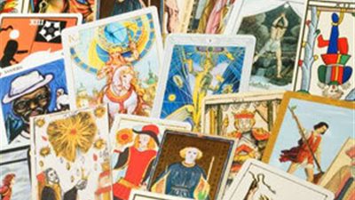 أوراق التاروت.. وسيلة 