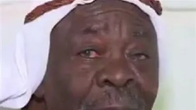 لا يقرأ ولا يكتب.. سبعيني يجيد سبع لغات ويعد أشهر مرشد سياحي في نجران (فيديو)