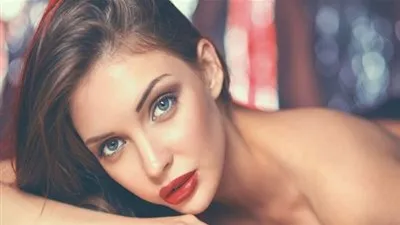 كالمحترفات.. تعلمي وضع ظلال العيون بإستخدام غطاء زجاجة الكوكا كولا (فيديو)