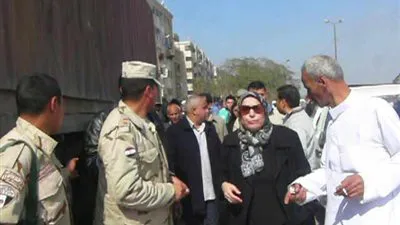 القوات المسلحة تدفع بـ 8000 كرتونة للسلع الغذائية المدعمة في بنها (صور)