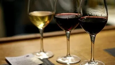 فتاوى الفضائيات.. مشايخ يحللون شرب الخمر.. ويؤكدون: 