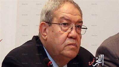 انهيار زوجة الفنان فاروق الرشيدي عقب تشييع جثمانه (فيديو)