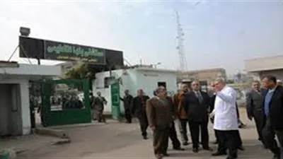 الأهالي يتجمهرون أمام مستشفى 