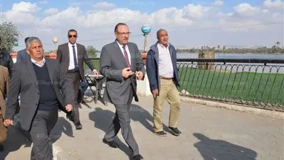 محافظ بني سويف يكلف بمراجعة تراخيص أكشاك ممشي كورنيش النيل (صور)