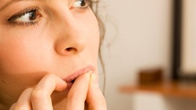 هذا ما يحدث عند قضم الأظافر