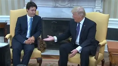 كيف تجنب رئيس وزراء كندا مصافحة ترامب الغريبة؟ (فيديو)