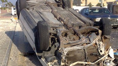 مصرع شخص وإصابة 3 آخرين في انقلاب سيارة بدون لوحات بالبحر الأحمر