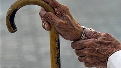 هل تسقط الصلاة عن السيدة المسنة؟ (فيديو)