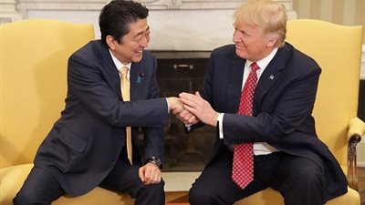 ماذا تعني طريقة ترامب في المصافحة؟ 