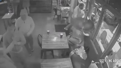 شاهد..  لقطات مروعة لاختطاف شاب من مقهى مزدحم (فيديو)