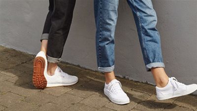 طريقة تنسيق البنطلون الجينز وفقاً لأشكال الأحذية الشتوية (صور)